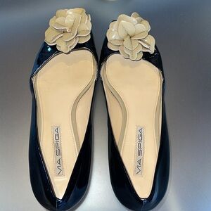 VIA SPIGA | Black Patent Leather Peep Toe with Camellia Flower - sz 7